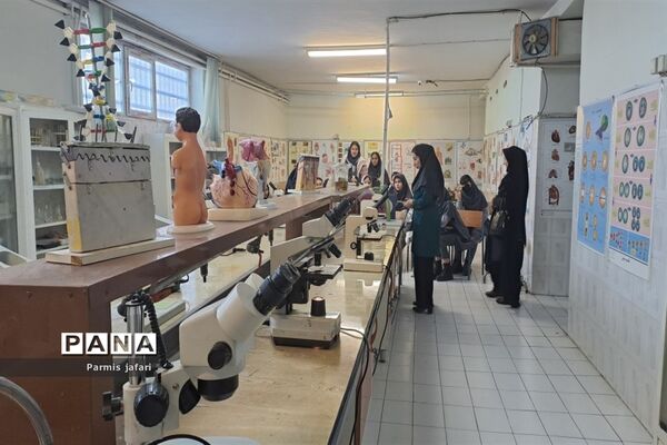 حضور دانش‌آموزان دبیرستان نگین علم و هنر در آزمایشگاه زیست پژوهشسرای دانش‌آموزی شهریار