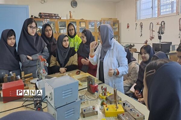 حضور دانش‌آموزان دبیرستان نگین علم و هنر در آزمایشگاه زیست پژوهشسرای دانش‌آموزی شهریار