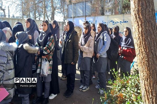 حضور دانش‌آموزان دبیرستان نگین علم و هنر در آزمایشگاه زیست پژوهشسرای دانش‌آموزی شهریار