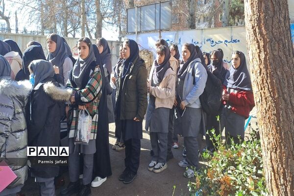 حضور دانش‌آموزان دبیرستان نگین علم و هنر در آزمایشگاه زیست پژوهشسرای دانش‌آموزی شهریار