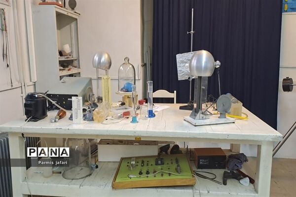 حضور دانش‌آموزان دبیرستان نگین علم و هنر در آزمایشگاه زیست پژوهشسرای دانش‌آموزی شهریار