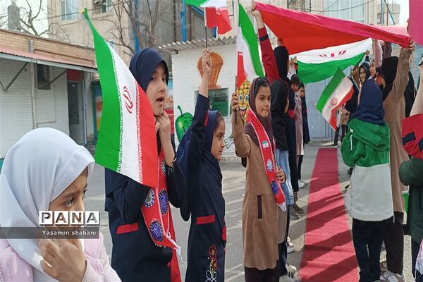 استقبال از افتخارآفرینان مسابقه هندبال مدرسه پنجم مهر ناحیه هفت مشهد