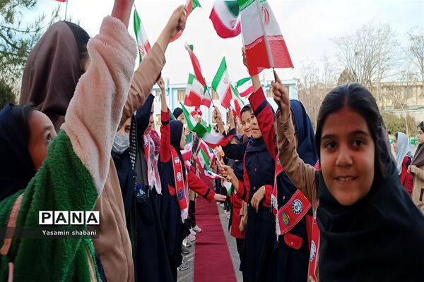استقبال از افتخارآفرینان مسابقه هندبال مدرسه پنجم مهر ناحیه هفت مشهد