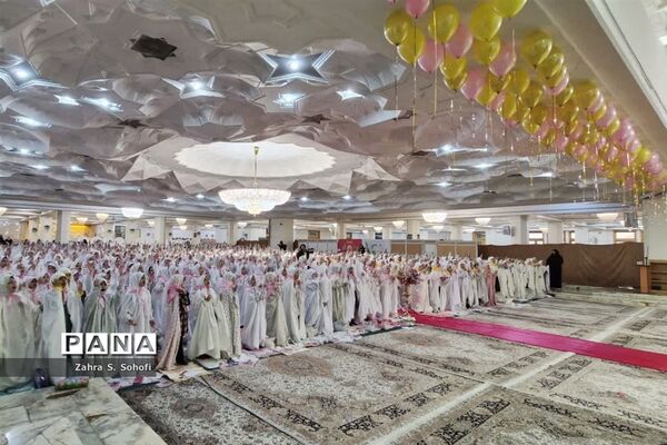 جشن تکلیف 1200 دانش‌آموز مدارس دخترانه غیردولتی در حرم حضرت معصومه(س)