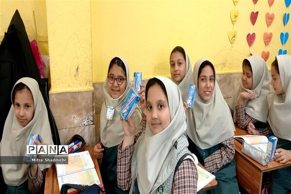 توضیع شیر مدارس در دبستان دخترانه همت