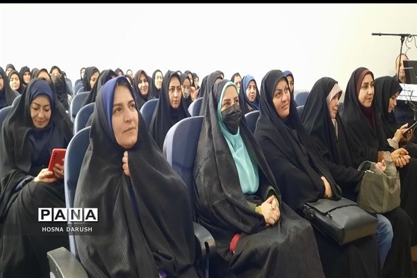 آئین تجلیل از منتخبین طرح و برنامه‌های آموزش بنیادین در استان