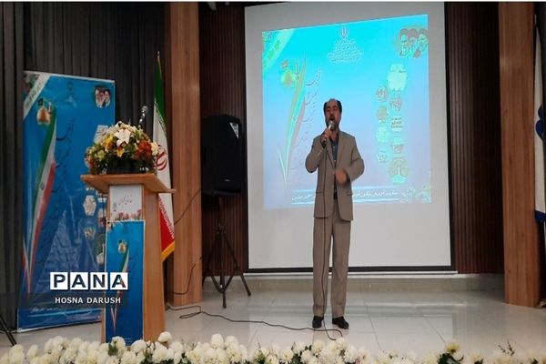 آئین تجلیل از منتخبین طرح و برنامه‌های آموزش بنیادین در استان