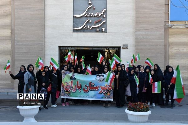 اجتماع ۳۰۰۰ نفری دانش‌آموزان اثرگذار در قالب همایش‌ عظیم‌ رمز‌حضور