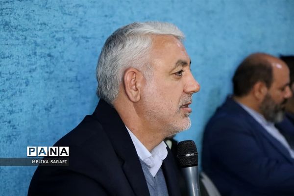 تجلیل دانش آموزان ناحیه یک بهارستان از پاسداران انقلاب اسلامی