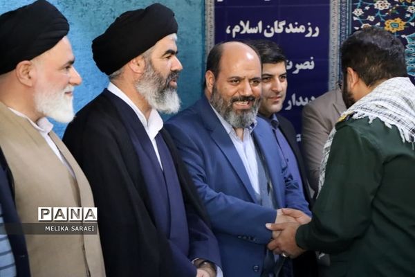 تجلیل دانش آموزان ناحیه یک بهارستان از پاسداران انقلاب اسلامی