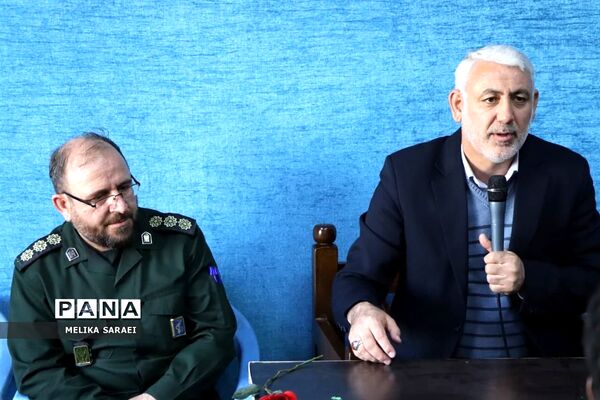 تجلیل دانش آموزان ناحیه یک بهارستان از پاسداران انقلاب اسلامی