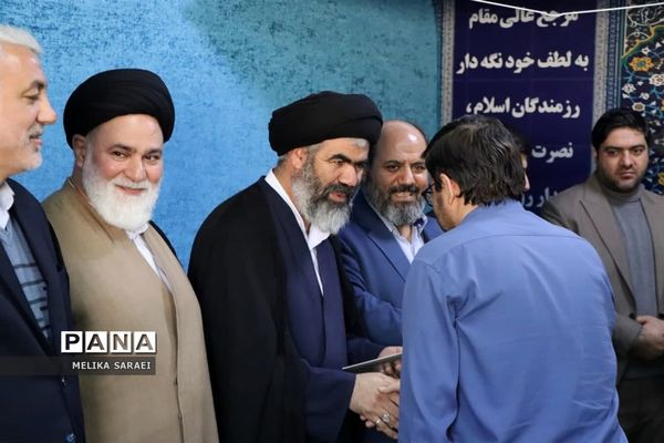 تجلیل دانش آموزان ناحیه یک بهارستان از پاسداران انقلاب اسلامی