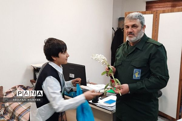دیدار دانش‌آموزان دبستان پسران آفتاب با پاسداران سپاه ناحیه حضرت روح الله(ره) باقرشهر