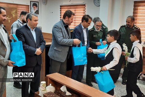 دیدار دانش‌آموزان دبستان پسران آفتاب با پاسداران سپاه ناحیه حضرت روح الله(ره) باقرشهر