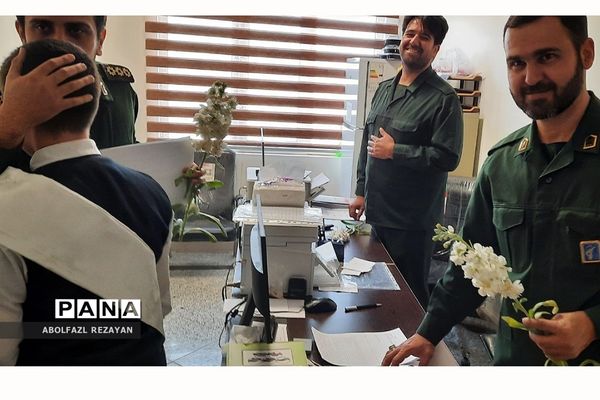 دیدار دانش‌آموزان دبستان پسران آفتاب با پاسداران سپاه ناحیه حضرت روح الله(ره) باقرشهر