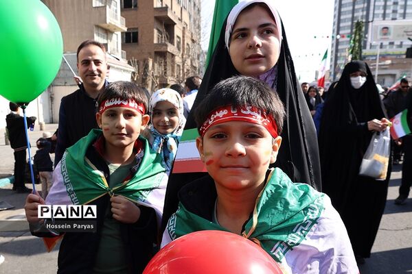 غرفه سازمان دانش‌آموزی و خبرگزاری پانا در مسیر راهپیمایی یوم‌الله ۲۲ بهمن