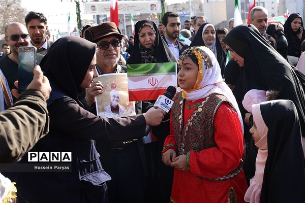 غرفه سازمان دانش‌آموزی و خبرگزاری پانا در مسیر راهپیمایی یوم‌الله ۲۲ بهمن