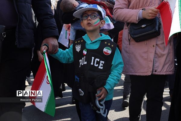 غرفه سازمان دانش‌آموزی و خبرگزاری پانا در مسیر راهپیمایی یوم‌الله ۲۲ بهمن