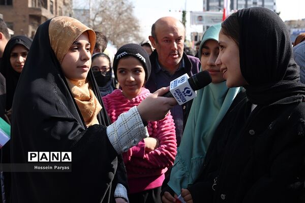 غرفه سازمان دانش‌آموزی و خبرگزاری پانا در مسیر راهپیمایی یوم‌الله ۲۲ بهمن