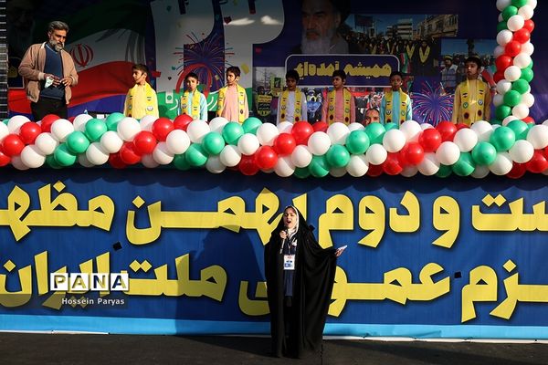 غرفه سازمان دانش‌آموزی و خبرگزاری پانا در مسیر راهپیمایی یوم‌الله ۲۲ بهمن