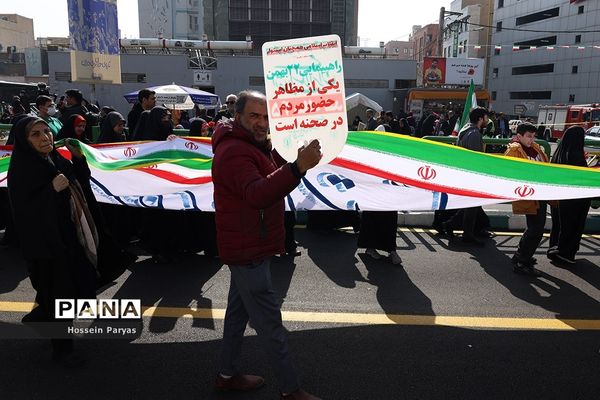 غرفه سازمان دانش‌آموزی و خبرگزاری پانا در مسیر راهپیمایی یوم‌الله ۲۲ بهمن