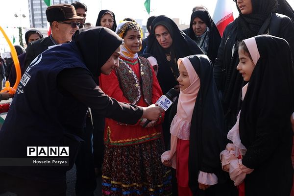 غرفه سازمان دانش‌آموزی و خبرگزاری پانا در مسیر راهپیمایی یوم‌الله ۲۲ بهمن