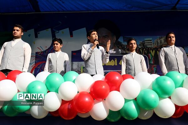 غرفه سازمان دانش‌آموزی و خبرگزاری پانا در مسیر راهپیمایی یوم‌الله ۲۲ بهمن