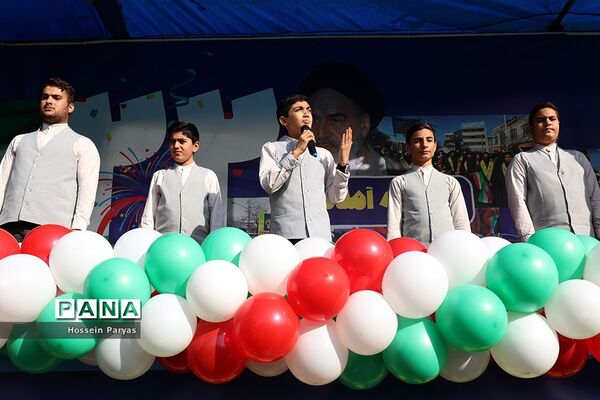 غرفه سازمان دانش‌آموزی و خبرگزاری پانا در مسیر راهپیمایی یوم‌الله ۲۲ بهمن