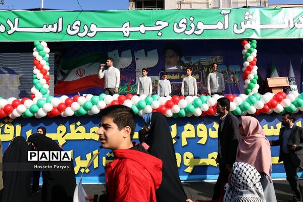 غرفه سازمان دانش‌آموزی و خبرگزاری پانا در مسیر راهپیمایی یوم‌الله ۲۲ بهمن