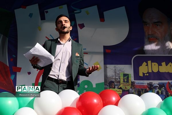 غرفه سازمان دانش‌آموزی و خبرگزاری پانا در مسیر راهپیمایی یوم‌الله ۲۲ بهمن