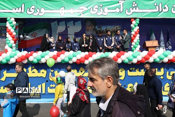 غرفه سازمان دانش‌آموزی و خبرگزاری پانا در مسیر راهپیمایی یوم‌الله ۲۲ بهمن