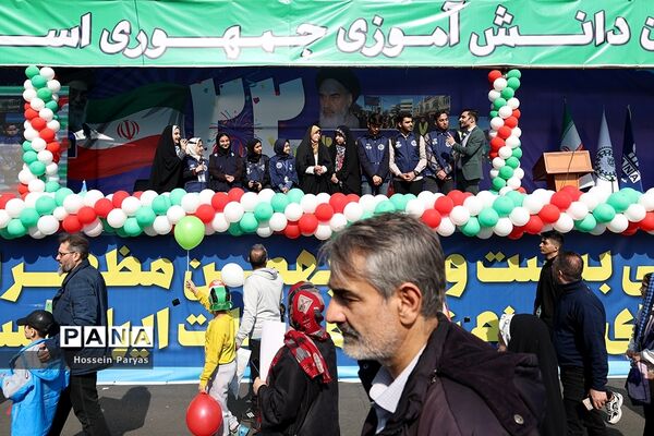 غرفه سازمان دانش‌آموزی و خبرگزاری پانا در مسیر راهپیمایی یوم‌الله ۲۲ بهمن