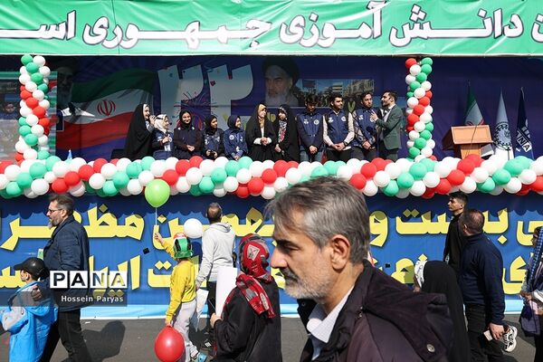 غرفه سازمان دانش‌آموزی و خبرگزاری پانا در مسیر راهپیمایی یوم‌الله ۲۲ بهمن