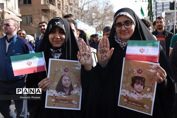 غرفه سازمان دانش‌آموزی و خبرگزاری پانا در مسیر راهپیمایی یوم‌الله ۲۲ بهمن