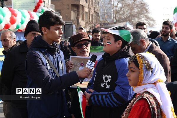 غرفه سازمان دانش‌آموزی و خبرگزاری پانا در مسیر راهپیمایی یوم‌الله ۲۲ بهمن