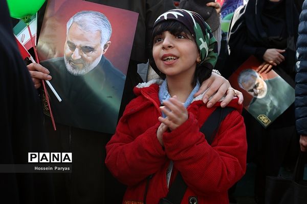 غرفه سازمان دانش‌آموزی و خبرگزاری پانا در مسیر راهپیمایی یوم‌الله ۲۲ بهمن