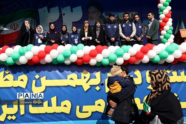 غرفه سازمان دانش‌آموزی و خبرگزاری پانا در مسیر راهپیمایی یوم‌الله ۲۲ بهمن