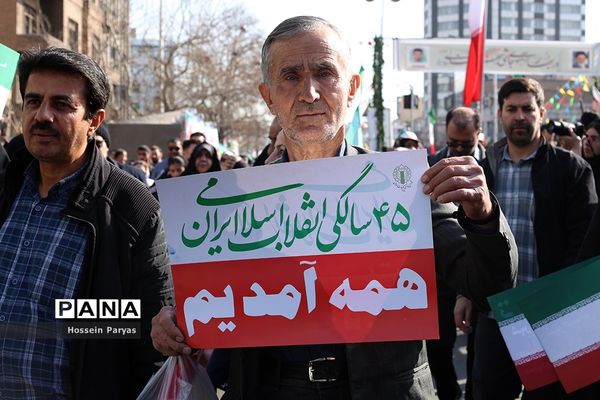 غرفه سازمان دانش‌آموزی و خبرگزاری پانا در مسیر راهپیمایی یوم‌الله ۲۲ بهمن