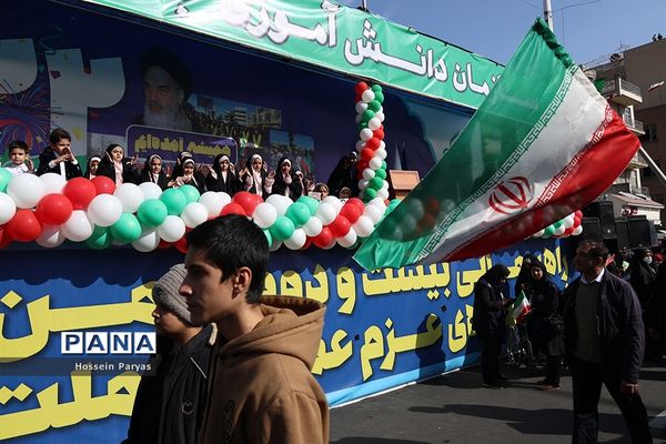 غرفه سازمان دانش‌آموزی و خبرگزاری پانا در مسیر راهپیمایی یوم‌الله ۲۲ بهمن