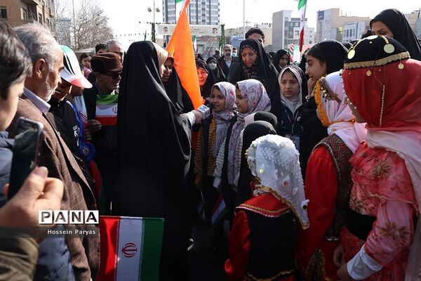 غرفه سازمان دانش‌آموزی و خبرگزاری پانا در مسیر راهپیمایی یوم‌الله ۲۲ بهمن