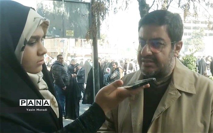 امروز مردم با شعارهای انقلابی اعلام کردند که نمی‌گذارند این انقلاب به دست نااهلان و نامحرمان بیافتد/ فیلم