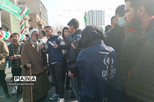 حضور دانش‌آموز خبرنگاران پانا شهرستان‌های استان تهران در راهپیمایی ۲۲ بهمن