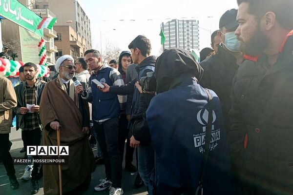 حضور دانش‌آموز خبرنگاران پانا شهرستان‌های استان تهران در راهپیمایی ۲۲ بهمن