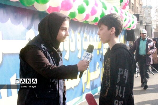 حضور دانش‌آموز خبرنگاران پانا شهرستان‌های استان تهران در راهپیمایی ۲۲ بهمن