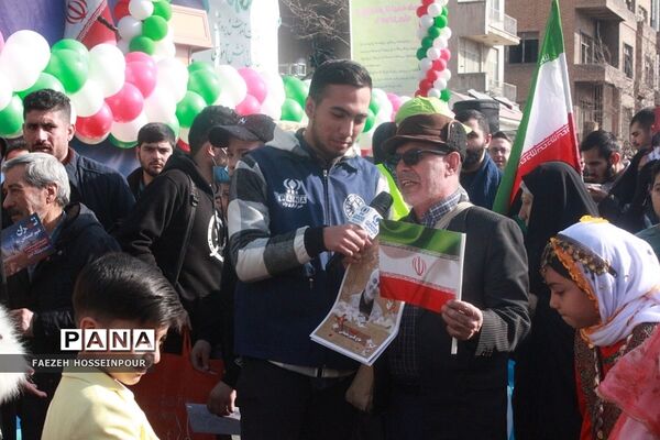 حضور دانش‌آموز خبرنگاران پانا شهرستان‌های استان تهران در راهپیمایی ۲۲ بهمن