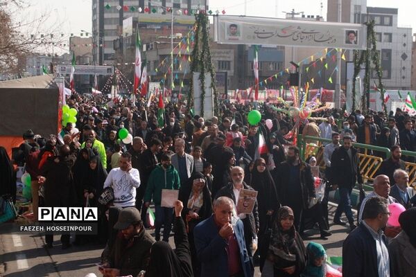 حضور دانش‌آموز خبرنگاران پانا شهرستان‌های استان تهران در راهپیمایی ۲۲ بهمن