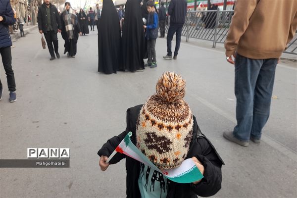 بوسه کودکان بر پرچم ایرانِ جان