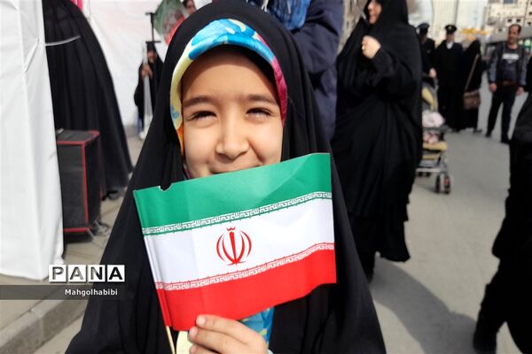 بوسه کودکان بر پرچم ایرانِ جان