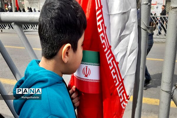 بوسه کودکان بر پرچم ایرانِ جان