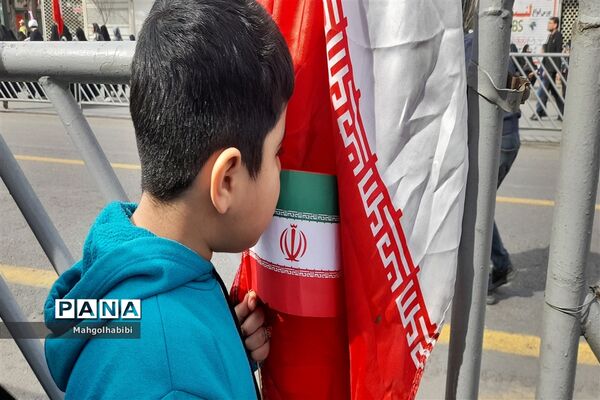 بوسه کودکان بر پرچم ایرانِ جان